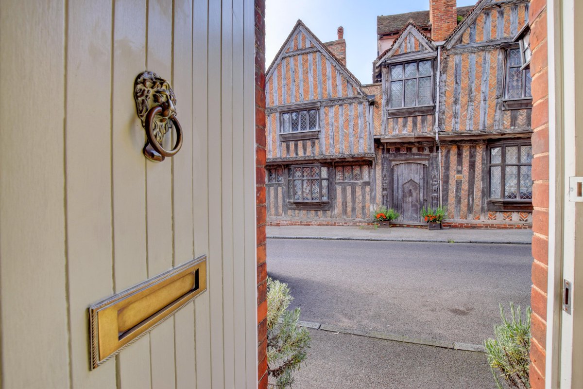 Feeling spontaneous? 😎 Pilgrims in #Lavenham is now available with 10% OFF remaining dates in August. Plus, use promo code SUMMERCOUNTYSIDE to get an additional £100 OFF your booking 💯 : bit.ly/2LsPHRz #Suffolk #Holiday #Staycation #Wooltowns #HarryPotter