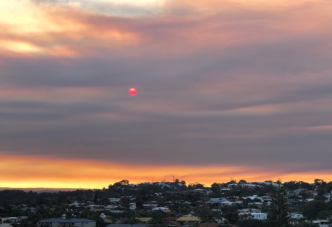 nic_fitz11's tweet photo. Red sun #duststorm #sunshinecoast #Mooloolaba #queensland #redsun @sunshinecoastoz @Queensland https://t.co/loP9YLmruU