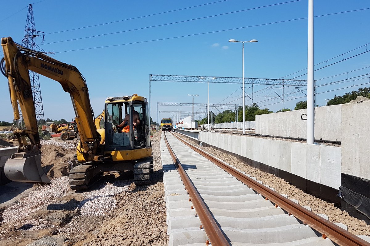 PKP_PLK_SA's tweet photo. Na #LK447 #GrodziskMazowiecki–#Warszawa od 3 września jazdy testowe. 24 września rozkładowe pociągi. Wykonawca pracuje na przystankach, także nowym #Parzniew, stacji #Pruszków i torach. Montowane są urządzenia sterowania.➡️https://t.co/9LJyxlSixQ https://t.co/gpeV33HmZA