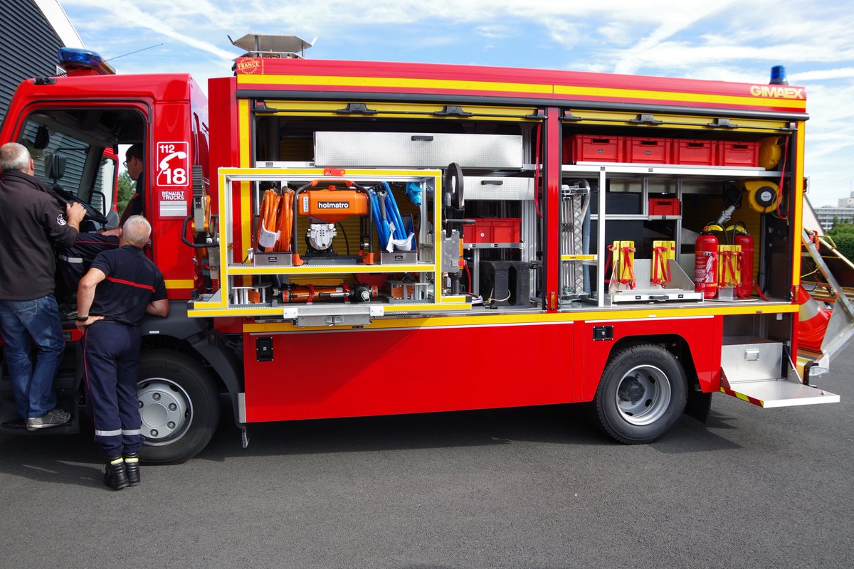 SDIS50's tweet image. Pt Log - Acquisition d'un FSR

Ce FSR acquis sur le plan d'équipement va être affecté au CSP Cherbourg. Il remplacera un  véhicule du même type qui sera réaffecté dans le département. 
 3  agents du CSP étaient présents pour sa réception. 

#log50
#ppi50
#groupementNord