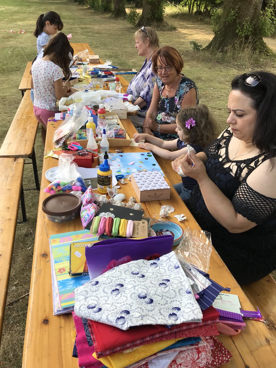 Damiaancentrum's tweet photo. Bij het Damiaancentrum is de Zomerschool in volle gang: kaarsen maken met Piet, knutselen met Mia. of taalles van Hetty. Of gewoon lekker buiten koffie drinken en wat kletsen. https://t.co/uUVJzVojQg