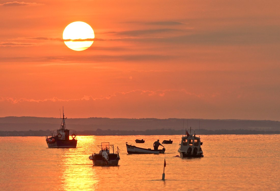 'Serenity at Dawn', this morning. <a href="/HollyJGreen/">Holly Green - Weather Presenter</a> <a href="/BBCSussex/">BBC Sussex</a> <a href="/SussexLifeMag/">Sussex Life</a> <a href="/ExpWestSussex/">Experience Sussex Partnership</a> @sussexbythesea1 <a href="/Nicki_Chapman/">Nicki Chapman</a> <a href="/AlexisGreenTV/">Alexis Green</a> <a href="/ThePhotoHour/">#ThePhotoHour</a> <a href="/STPictures/">SundayTimesPictures</a> <a href="/Chiobserver/">Chichester Observer</a> <a href="/ChichesterHr/">Chichester Hour</a> <a href="/coastmag/">Coast Magazine UK</a> <a href="/itvweather/">ITV Weather</a>