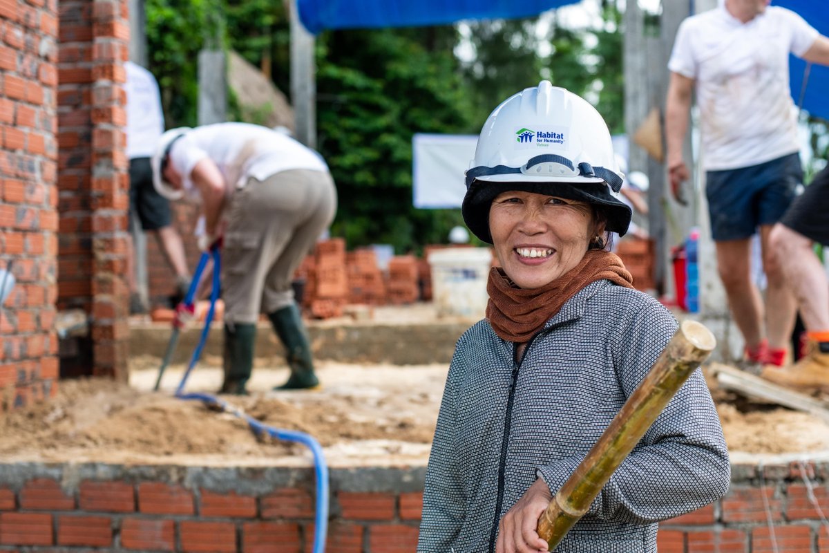 HabitatAu's tweet photo. Today @GrantThorntonAU wrapped up their last day on the build site! Not only that, but the teams also handed over homes to their partner families. This means 13 families now have hope for a brighter future. Great job and a big thank you to our amazing volunteers! #UniteToBuild https://t.co/GUzMMd8D97