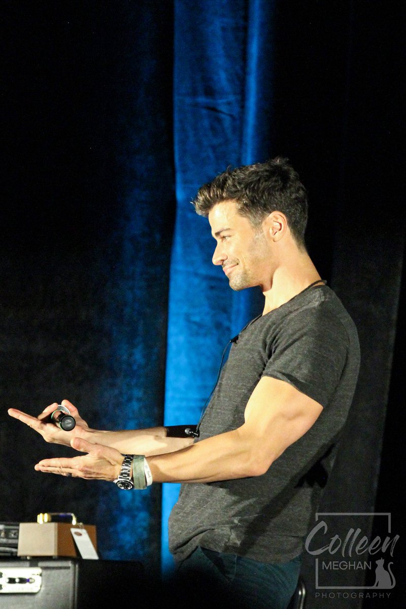 NYsparklergirl's tweet photo. @mattcohen4real #SpnChi https://t.co/v3bCmTd13p