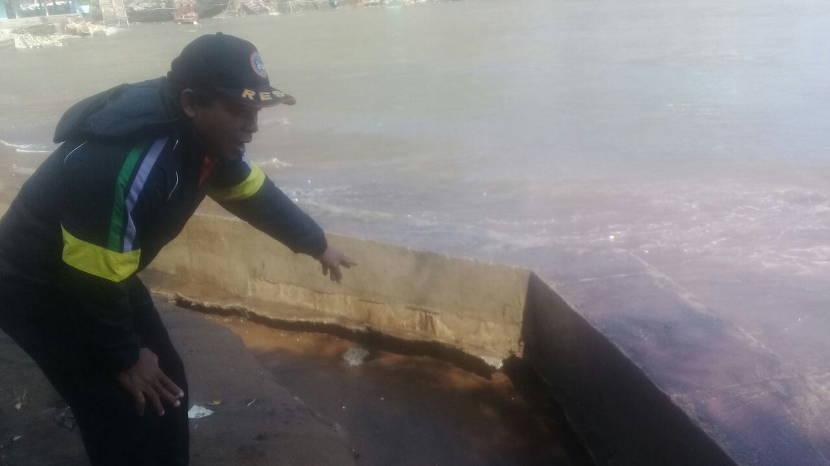 SARSATLINMAS's tweet photo. Pipa PDAM yg dicor terkena gelombang akhirnya jadi menggantung. Jika anjlok pipa akan putus dan 5 kecamatan akan kesulitan air. https://t.co/ZoEOdUfjUV