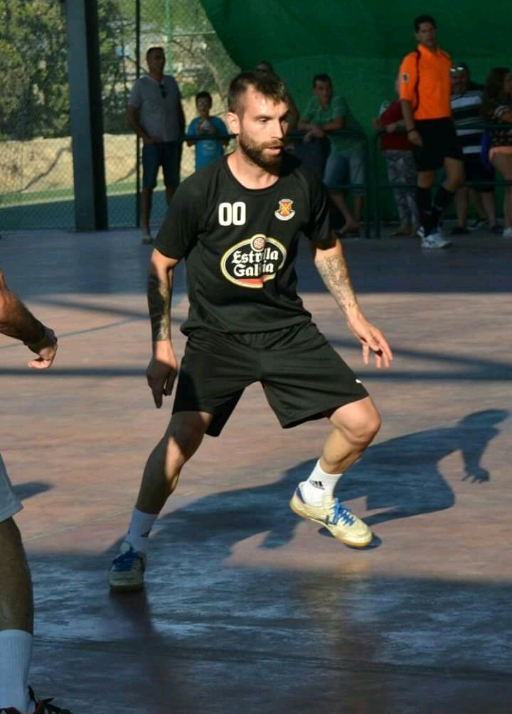 FICHADO!!🆕️ No sabemos si es zurdo o diestro, le pega igual de bien con las dos,un toque de balon exquisito,a pasado por Aspe🥉, la nucia🥉,S.Vicente 🥉y Hercules de S.Vicente 🥈como más destacables,desde monforte! Jose Enrique Tarraga Calpena "Tarraga" El primo de <a href="/Decokeden/">Pinturas Decokeden</a>