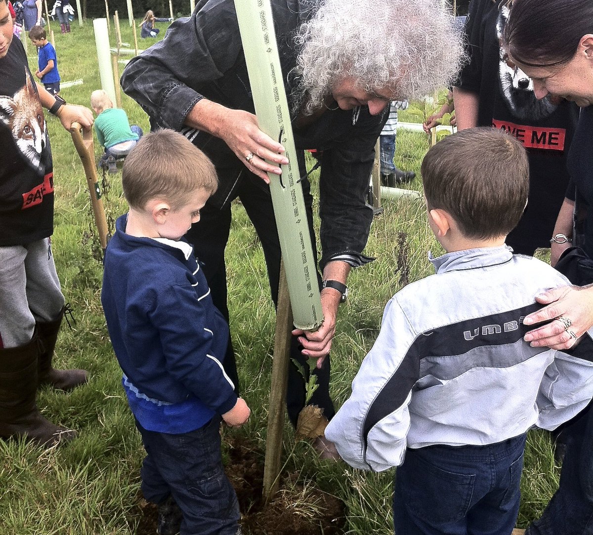 lindalamon's tweet image. A very happy birthday to @DrBrianMay who works so hard to make a difference for our #wildlife, the #environment &amp;amp; for #commondecency.  Planting 100,00  trees to create a native #woodland for everyone to enjoy is just one thing he has done to help create a better planet. #mayswood