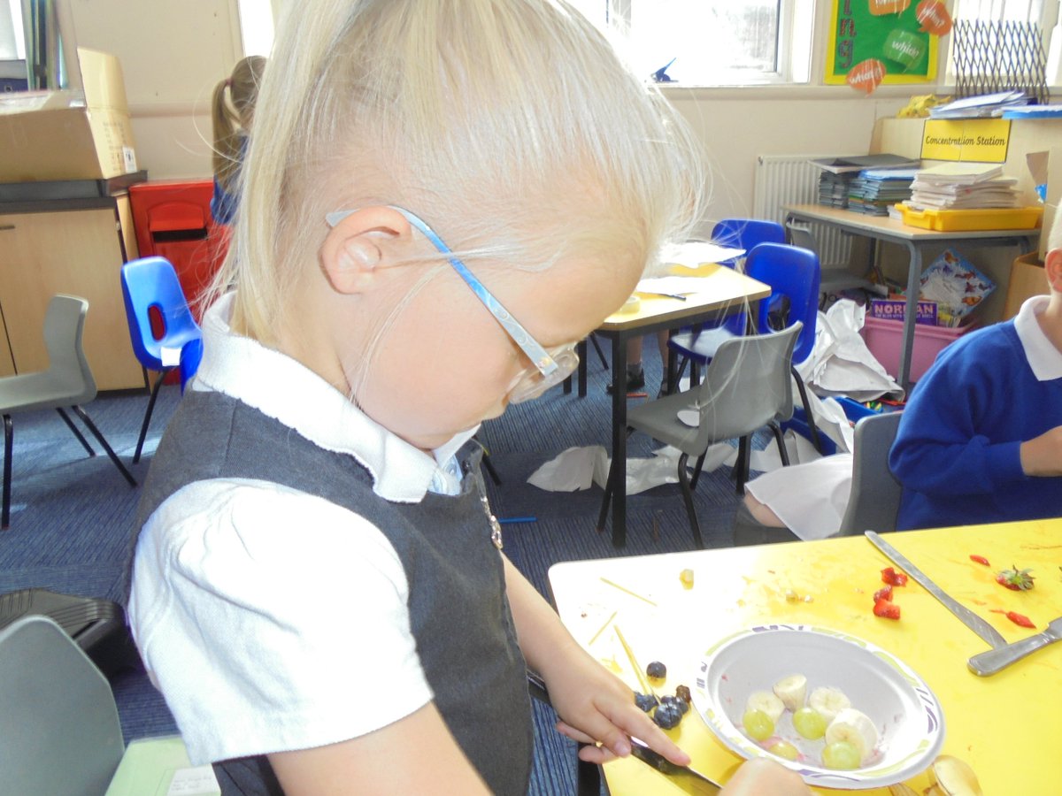 MRAMissDunn's tweet photo. This morning we have been making tasty fruit kebabs. Yum yum! @CPAMissDunn https://t.co/nBY9Tbx9TY