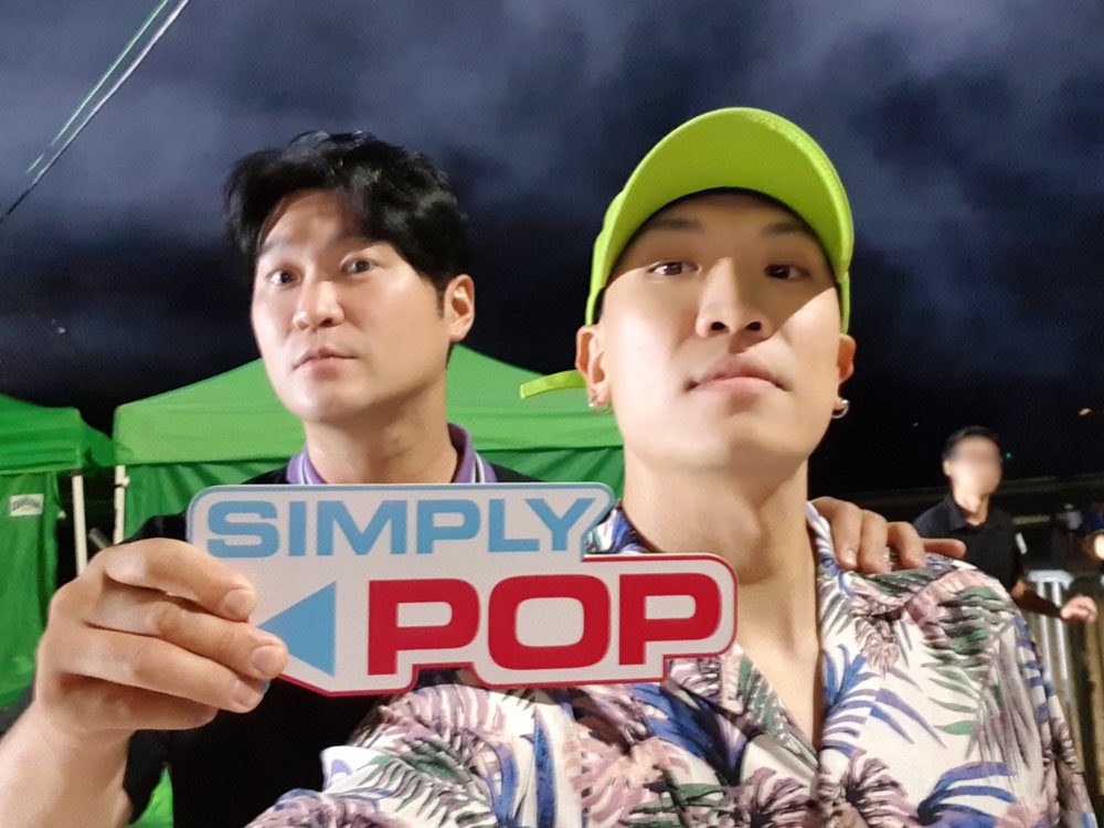 _Simplykpop's tweet photo. 힙합의 아버지👨🏻 힙합의 바이블📔 힙합의 레전드🥇 #다듀 형님들 아뜨 아뜨한 무대매너에 보령 조개들도 입이 뙇!!!!! 벌어져따는뒈?????
#다이나믹_듀오 #Dynamic_Duo #심플리케이팝 #Simplykpop https://t.co/ki80wSZEsD