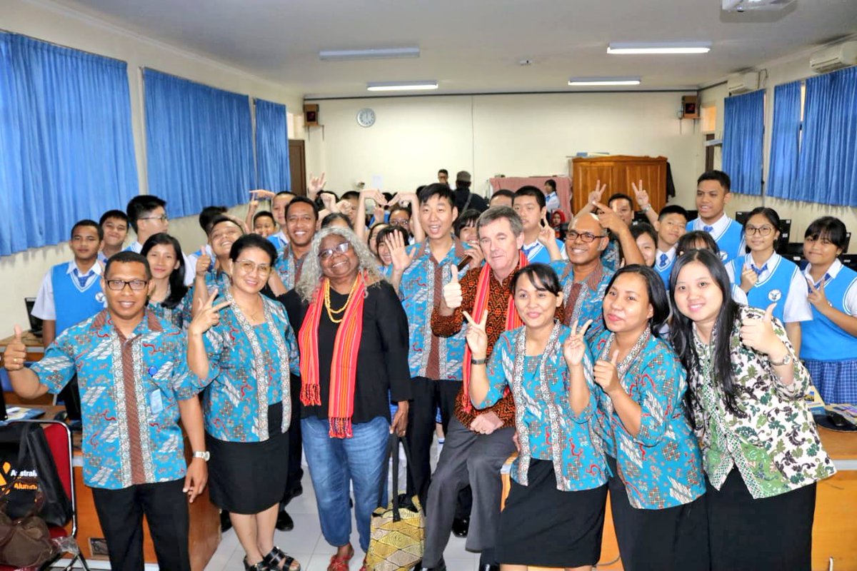 KonJenMakassar's tweet photo. Great to visit Rajawali Catholic Middle School with Bess Price, former NT Govt Minister for Womens issues. Ibu Bess spoke with the students about ๐ฆ๐บ Indigenous culture & NT-Mks history, & taught them some Walpiri! #NAIDOCweek2018 https://t.co/HFNlnSKeOg