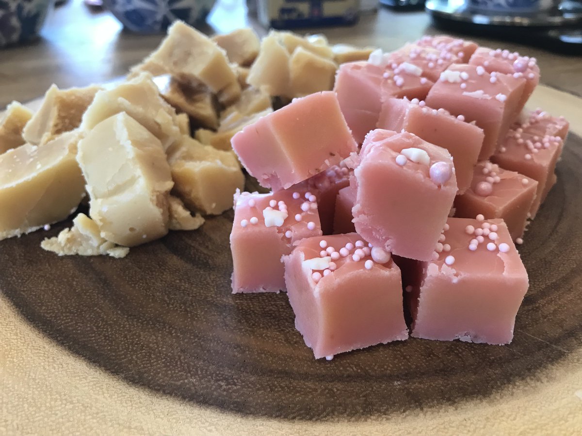SugarandCrumbs's tweet photo. Don't miss Laura making Fudge π
See you on our Facebook Page: Sugar and Crumbs with Nifty Nozzles in 15 min π
#FacebookLive #Easy #Homemade #Stunning #Fudge #SaltedCaramel #IcinSugar #WhiteChocolateandRaspberry #SugarandCrumbs https://t.co/jleu5HqL4x