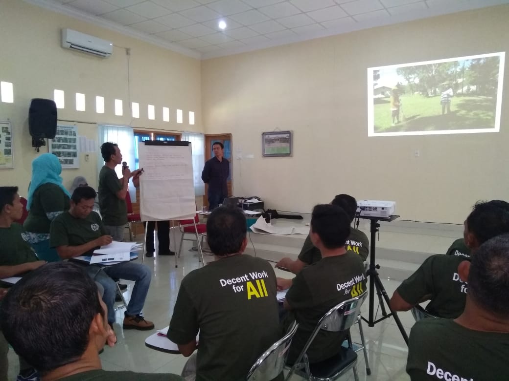 SMART_Sinarmas's tweet image. Hari ke-2 Lokalatih Peningkatan Kondisi dan Lingkungan Kerja bagi Pekerja Sawit: Sebagai pemasok kelapa sawit kami, para peserta dari PT Anglo Eastern Plantation berkomitmen utk melakukan perbaikan kondisi K3 di tempat kerja masing-masing dlm waktu 2-3 bulan ke depan #SMARTEvent