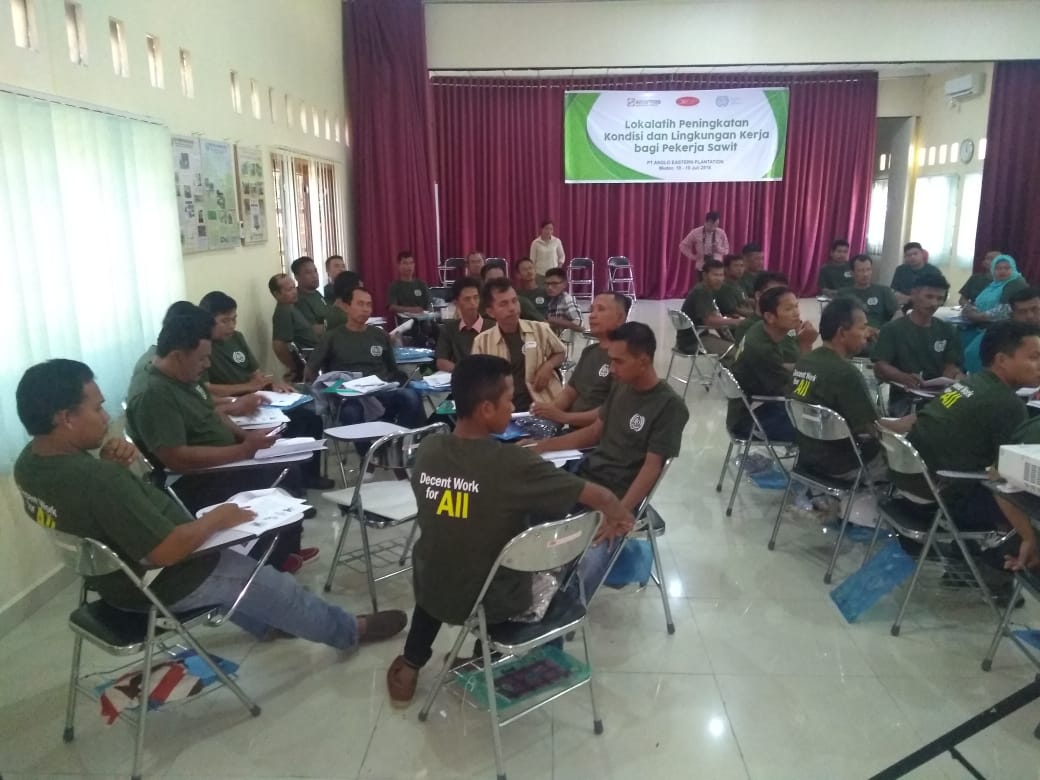 SMART_Sinarmas's tweet image. Hari ke-2 Lokalatih Peningkatan Kondisi dan Lingkungan Kerja bagi Pekerja Sawit: Sebagai pemasok kelapa sawit kami, para peserta dari PT Anglo Eastern Plantation berkomitmen utk melakukan perbaikan kondisi K3 di tempat kerja masing-masing dlm waktu 2-3 bulan ke depan #SMARTEvent