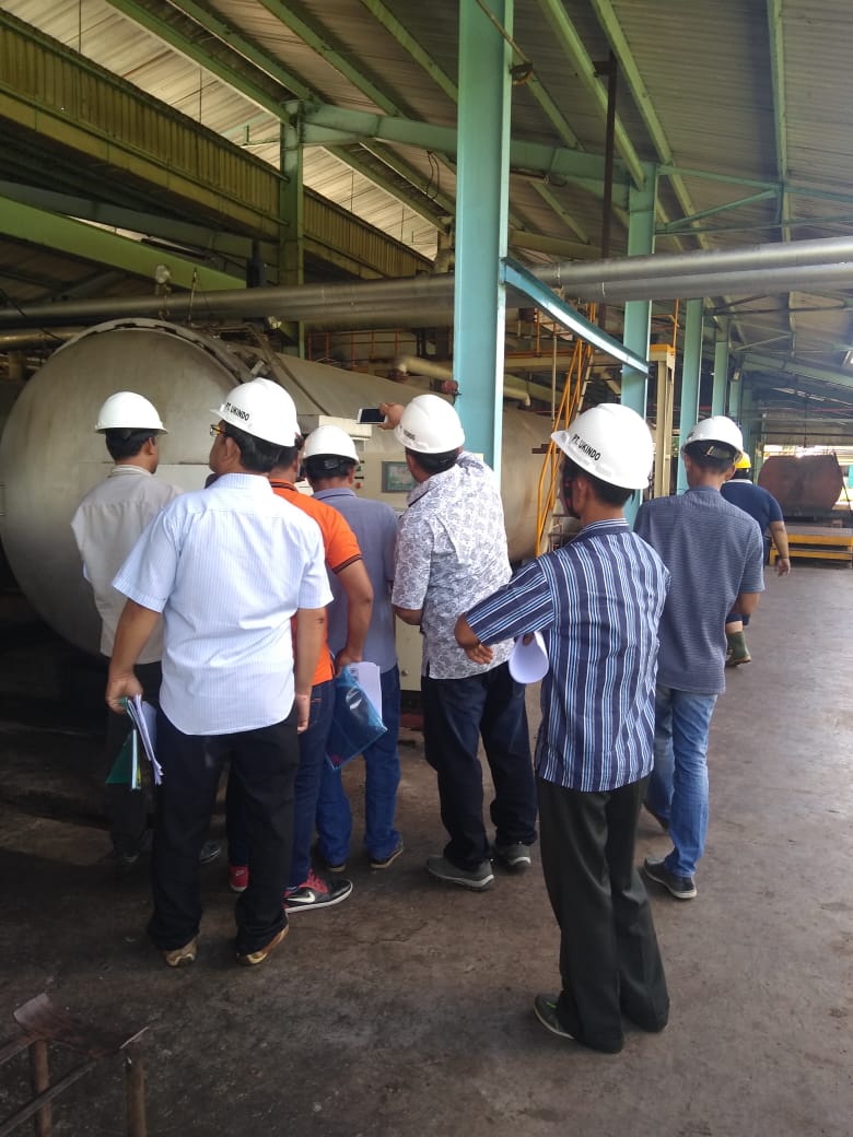 SMART_Sinarmas's tweet image. Hari ke-2 Lokalatih Peningkatan Kondisi dan Lingkungan Kerja bagi Pekerja Sawit: Sebagai pemasok kelapa sawit kami, para peserta dari PT Anglo Eastern Plantation berkomitmen utk melakukan perbaikan kondisi K3 di tempat kerja masing-masing dlm waktu 2-3 bulan ke depan #SMARTEvent