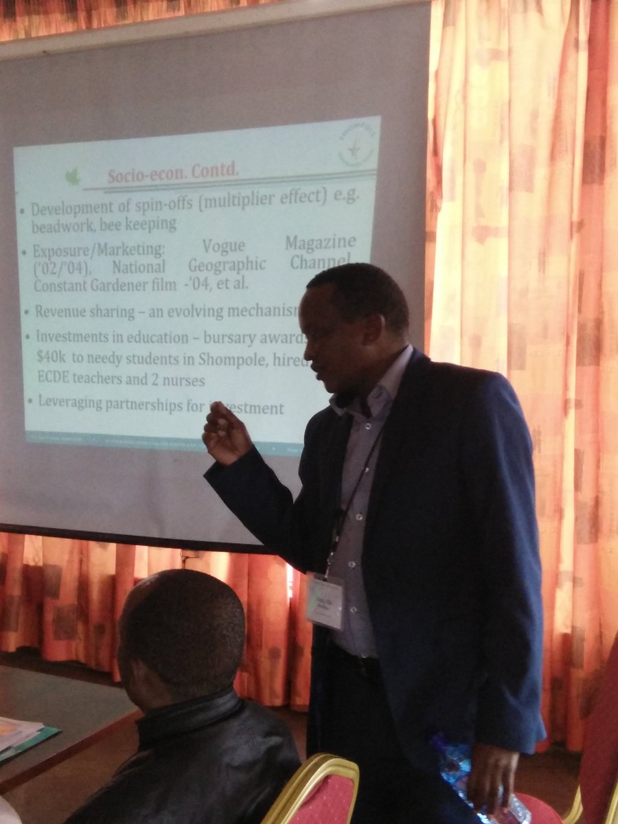 Sam_Mwangi1's tweet photo. Shani Ole Petenya of Masai Mara University shares experiences from his leadership in the Shompole Trust during the #kinshipregionalworkshopkenya in Nairobi.  @y_shani @Awuor_owuor @kinshipfellows @wakonyomuniale @MariaTeresaVar6 https://t.co/QWuFALvbBO