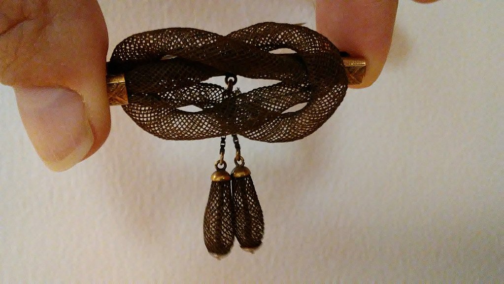 IcySedgwick's tweet photo. The Victorians had a range of mourning customs, often making jewellery containing the hair of the dead as a form of 'memento mori' (translates as 'remember you will die' - cheerful, yes?) #FolkloreThursday https://t.co/KAIF4gRIk3