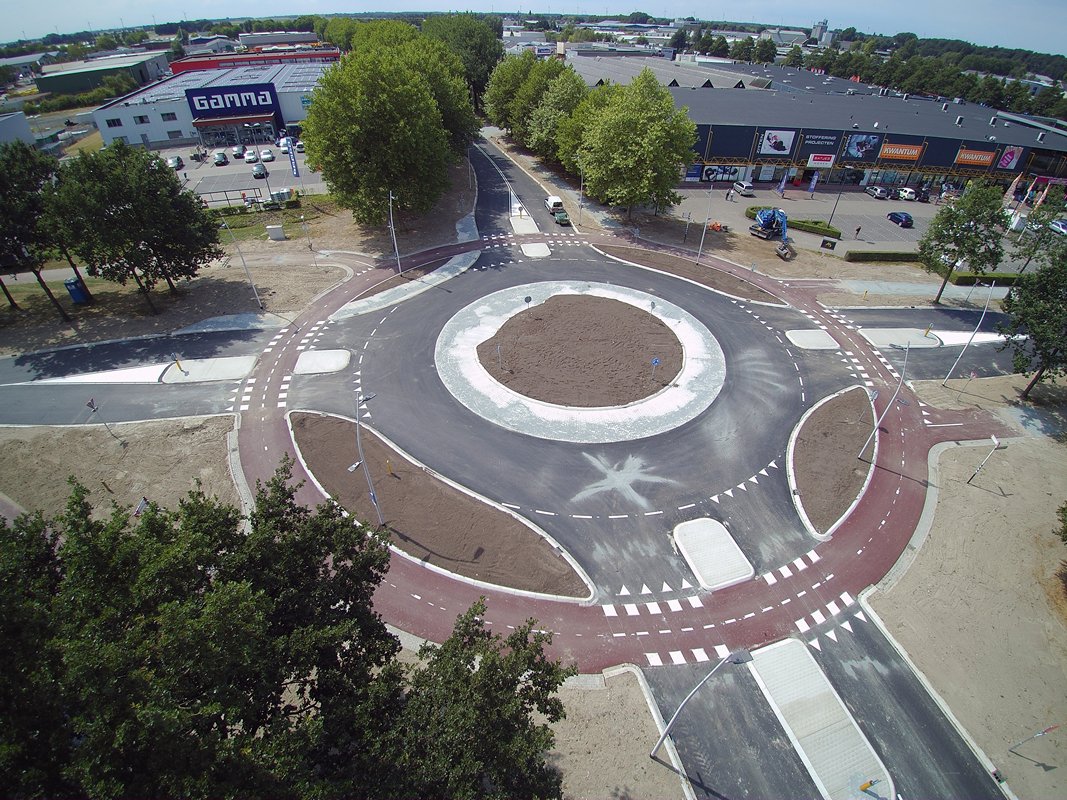 GemeenteNOP's tweet photo. Morgen om 12 uur kan het verkeer over de gloednieuwe rotonde Nagelerweg-Randweg-Amsterdamweg in Emmeloord. Wil je vooraf de rotonde bewonderen? Vanaf 10.45 u bieden we ter plekke koffie aan van een echte barista. Om 11.30u opent wethouder Anjo Simonse de rotonde. https://t.co/mw0WN8TpLt