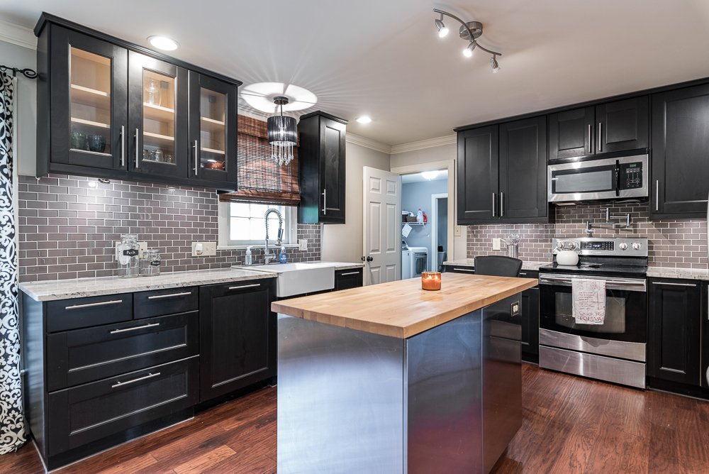 HomeSweetHeidi's tweet photo. 4 bedrooms and a bonus in the main house and a full kitchen, bedroom and bathroom in the guest house! On over a half acre, this private &amp; wooded back yard has the perfect pool retreat. 7205 Grist Mill Road in Raleigh is offered at $515,000.
☎️ (919)946-3292 https://t.co/NeVljyg5Q8