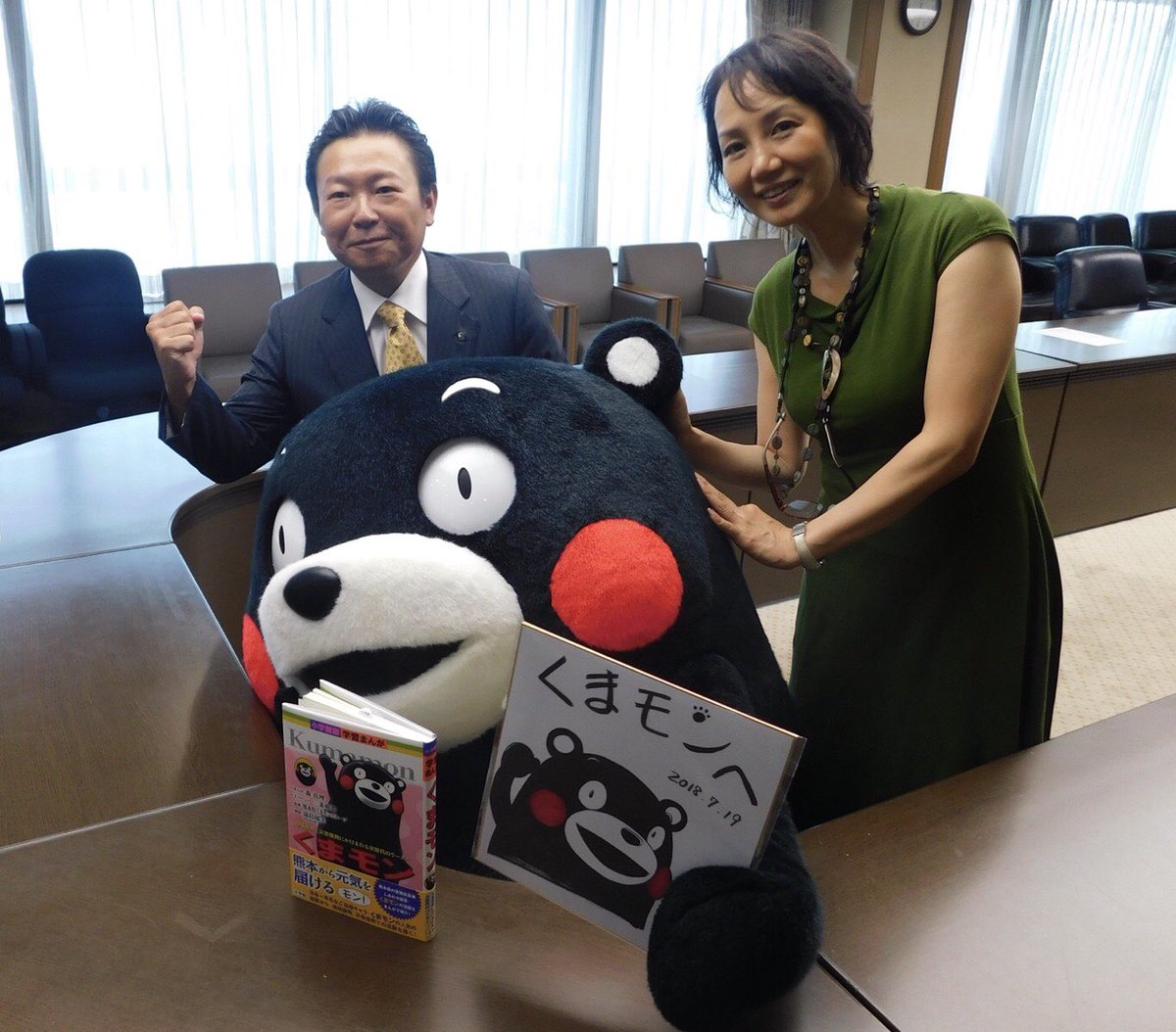 熊本の英雄くまモンさん そうそうたる偉人に並んで伝記を出版 内容が気になる 地道な活躍や泣けるエピソードが満載らしい Togetter