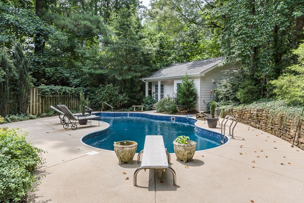 HomeSweetHeidi's tweet photo. 4 bedrooms and a bonus in the main house and a full kitchen, bedroom and bathroom in the guest house! On over a half acre, this private &amp; wooded back yard has the perfect pool retreat. 7205 Grist Mill Road in Raleigh is offered at $515,000.
☎️ (919)946-3292 https://t.co/NeVljyg5Q8