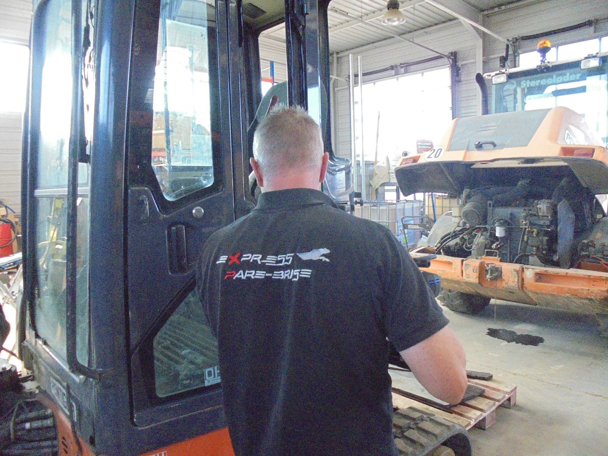 #Jeudi #TravauxPublics #Entreprises #GrandEst
Ciel bleu au royaume des TP 😍 collection TP dans le Haut-Rhin avec cette mini pelle Hitachi Construction
Remplacement #PareBrise <a href="/expressPB_57/">Express Pare Brise</a> 
Publié via <a href="/Hoptimiz_fr/">Hoptimiz</a> 
facebook.com/expressparebri…