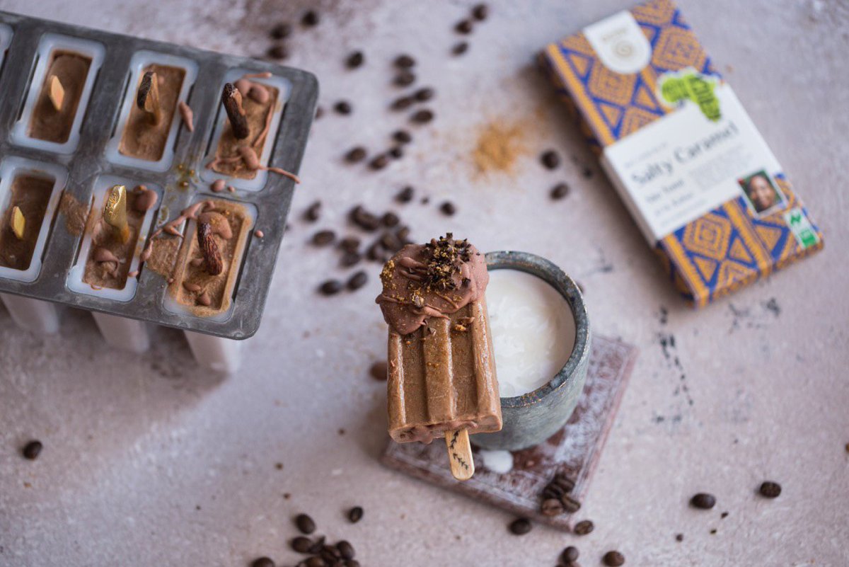 GEPAFairTrade's tweet photo. #foodbloggerin #lenaliciously hat mit unseren #bio & #FairTrade-Zutaten ein Kaffee-Mandel-Eis am Stiel gezaubert - ganz einfach und superlecker, vor allem mit dem Topping aus unserer Bio Chocolat Salty Caramel #tastefairafrica - probiert es aus: #rezept: https://t.co/WtN68n7Yzc https://t.co/iRkK8oTJST