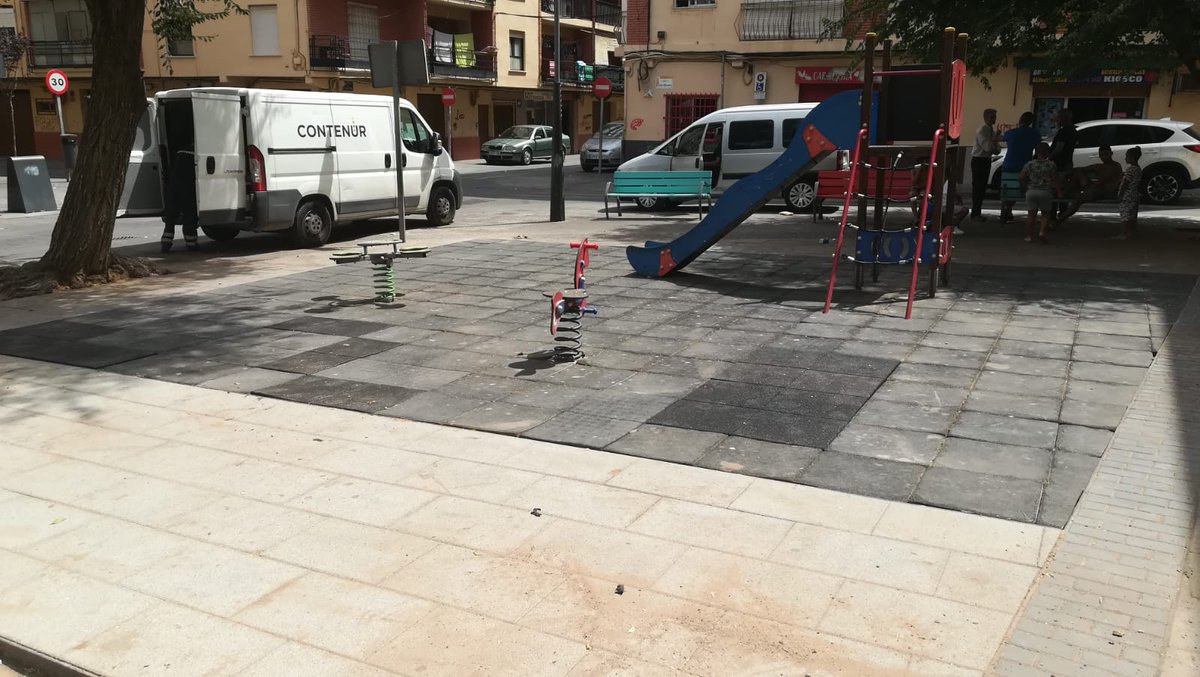 PoliciaTorrent's tweet photo. Destruir el #mobiliariourbano es atentar contra ti mismo. Cuidar y mantener en el mejor estado posible la ciudad es tarea de todxs. En la calle Xenillet hemos reparado 14 m2 de placas de caucho, 5 de ellas son nuevas, ¿por qué ibas a destrozar algo que también es tuyo?
#civismo https://t.co/FWoPUcFllZ