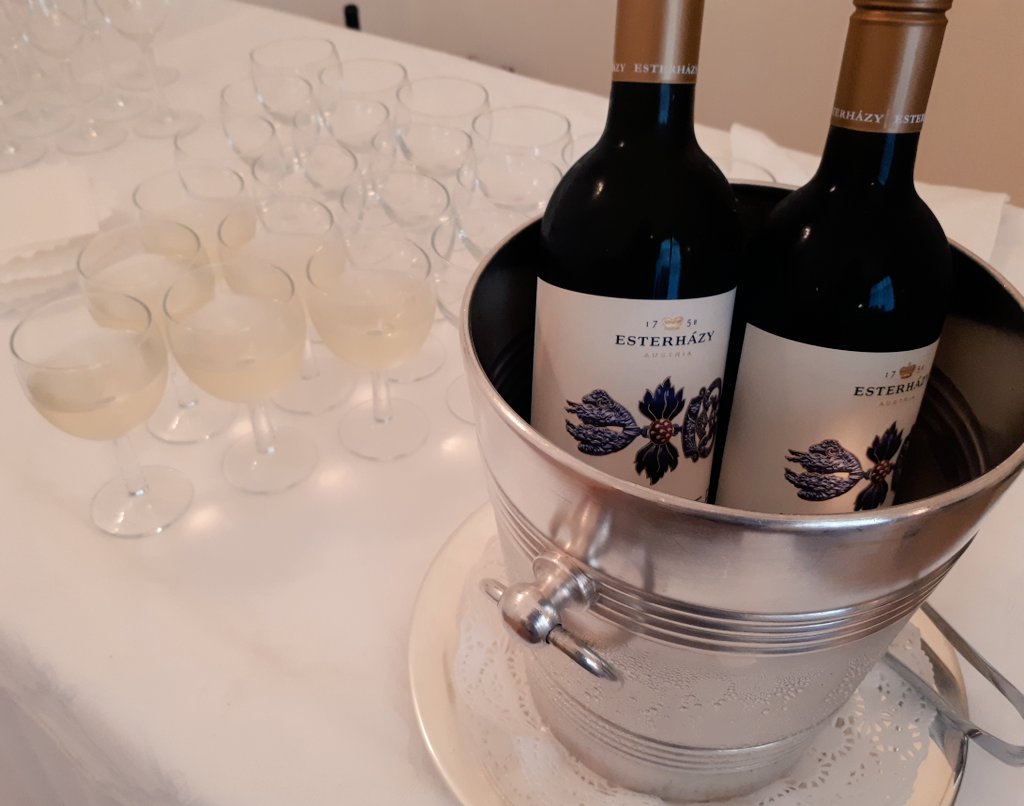 IHuditsch's tweet photo. #Esterhazywein zum Lunch in der Botschaft #Esterhazyontour https://t.co/hpCI43r4KS