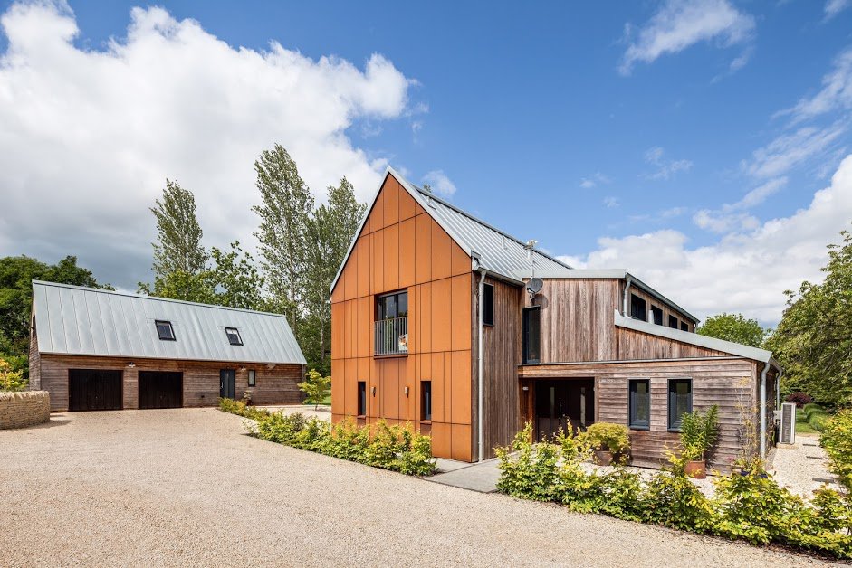 Ever considered using Corten Steel on your self-build project?
This Hanse Haus in the #Cotswolds was build to imitate a rustic rural barn, to ensure it fits in to its local surroundings. Who'd have thought it was a super #EnergyEfficient pre-manufactured home!?  #selfbuild