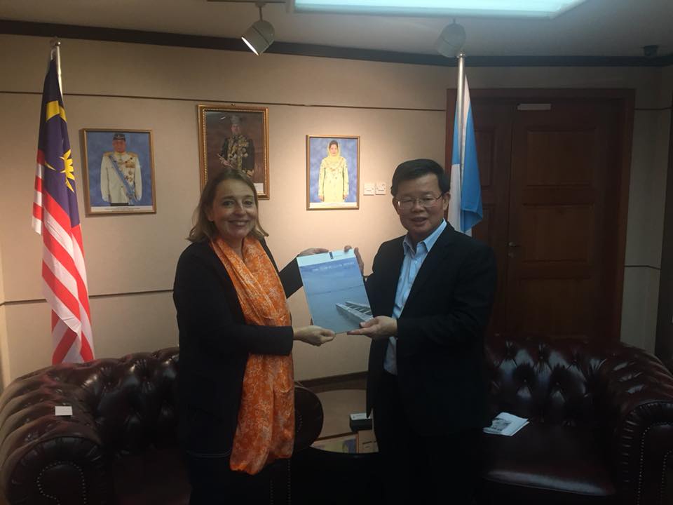 nwpnederland's tweet photo. Yesterday Ambassador @Mossenlechner of @NLinMalaysia met with the Chief Minister of Penang @chowkonyeow, where she offered him the final report of the recent #drrteam mission. Read Teamleader Marco Hartman's blog about the mission: https://t.co/SbkiP5TD19 @RVO_Int_Ond @MinBZ https://t.co/CmMSXbdPP5