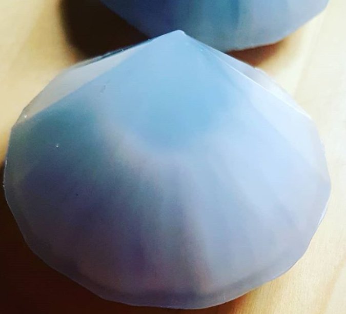 stephensonsoap's tweet photo. How can you don't like these blue diamond shaped #soaps? Created by @bubbletroubleso 💎#soaplove https://t.co/eWnWTJ3irx