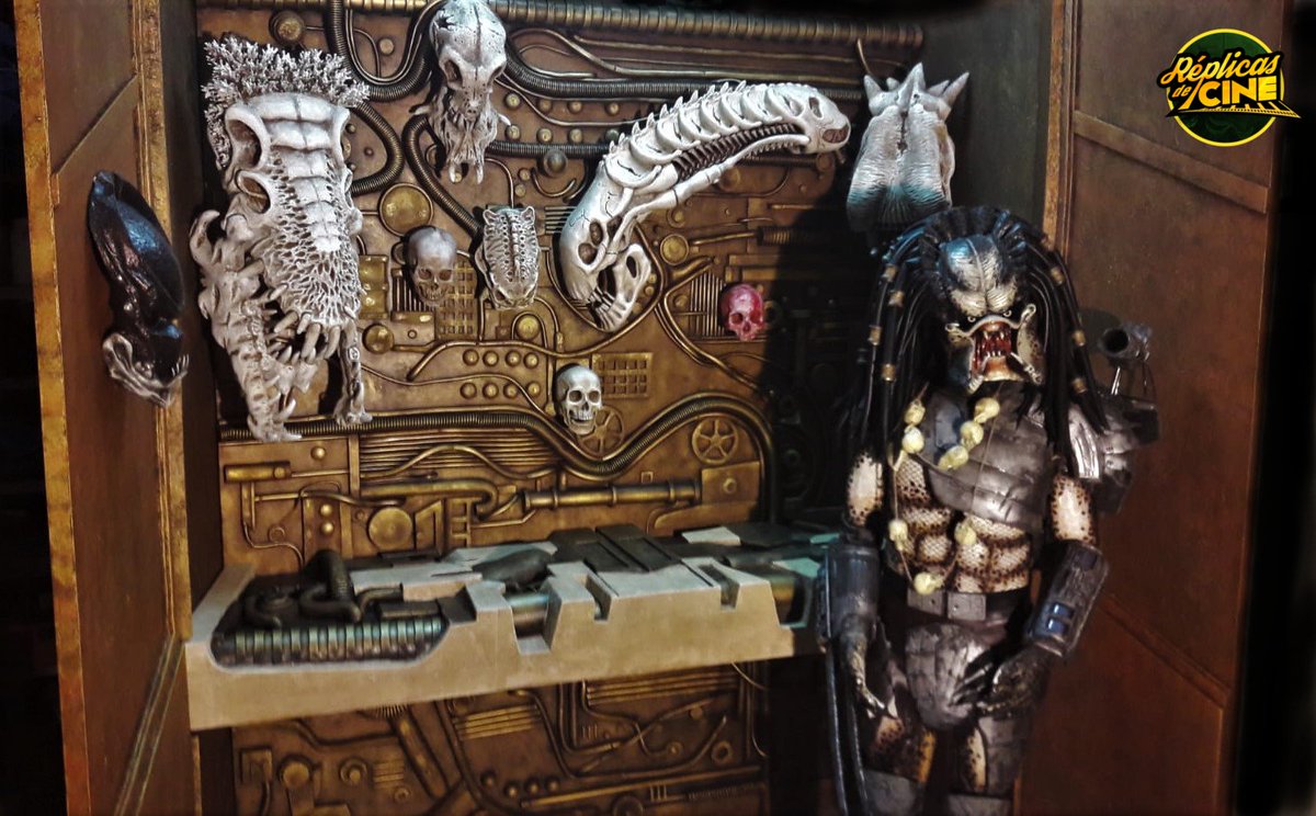 ReplicasdeCine's tweet photo. En Réplicas de Cine estamos de enhorabuena!! estrenamos nueva escena de cine a escala real. Aquí os dejamos las primeras fotos de nuestro muro de trofeos de #Predator. Esperamos que os guste. #Predator2 #Propsreplicas #replicasdecine #Predatorlifesize #Málaga #Marbella https://t.co/LB7txiLEs2