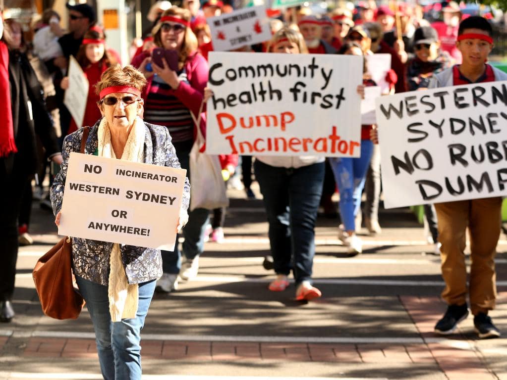 larbelaitz's tweet photo. BESTE BAT: Australian Sydneyko mega-erraustegi proiektua atzera bota dute, kutsadura arriskuengatik

Plangintza Batzorde Independenteak erabaki du 'segurtasun falta' atzeman duela kutsadurak gizakiengan eta ingurumenean eragingo lituzkeen kalteengatik.
 
https://t.co/uaZEUIIoX2 https://t.co/ZuUhsy2yqi