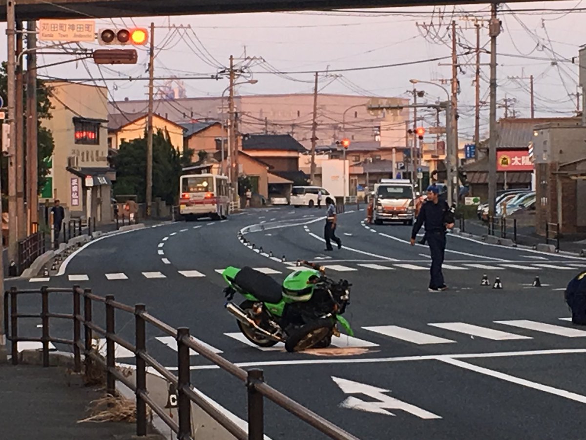 marumoromaro's tweet photo. 2輪が車にぶつかったんか？  (",_')
#苅田 #事故 https://t.co/pFoMdzPR8E