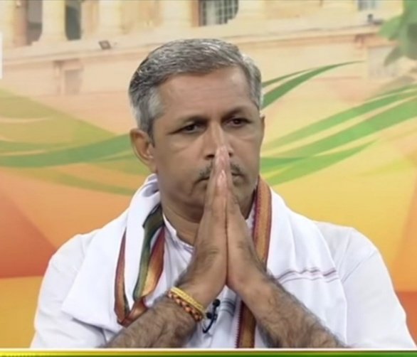 GomlaShyam's tweet photo. .         ख��रदार ! होशियार !! 

बड़े भिखारी आ रहे  हो जाओ होशियार ,

एक वोट के बदले  सब  करने को तैयार ||

करने को तैयार  भरे वादों की झोली ,

मिश्री से भी मीठी होगी इनकी बोली |

मित्र  राधेश्याम   निकलें   रिश्तेदारी ,

सब हथकंडे अपनाएंगे बड़े भिखारी | https://t.co/sbeUgOBYDn