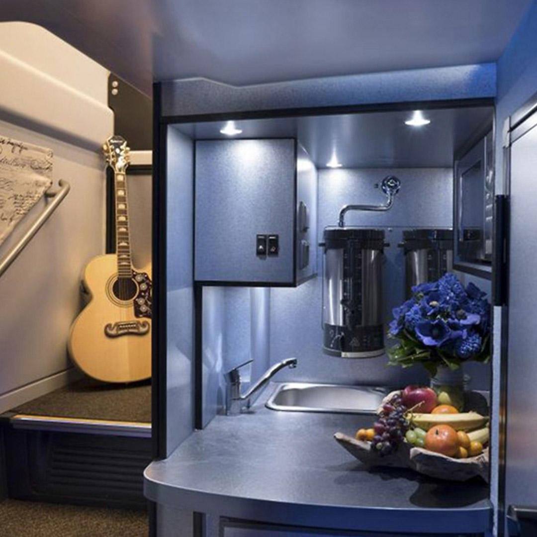 MAN_Iberia's tweet photo. ¿Alguna vez te has preguntado como viajan algunas estrellas de la música? Cocina espaciosa, sistema multimedia, duchas, literas...Todo hecho en nuestro Bus Modification Center > https://t.co/6olXHidTS2 https://t.co/ShZBZQTS1a