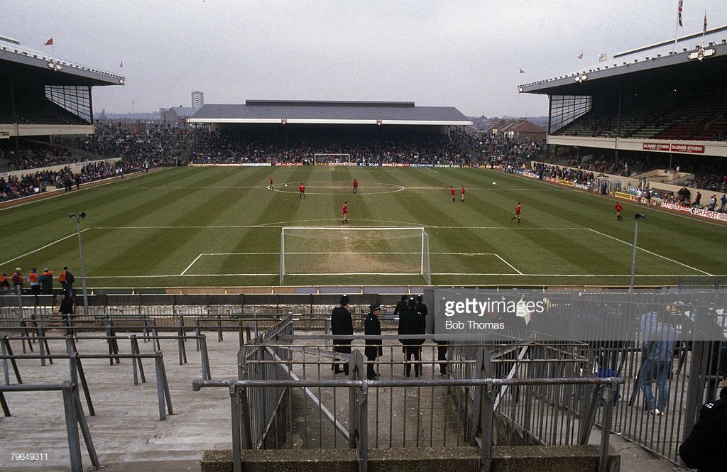 HIGHBURY_DAYS's tweet photo. You always knew where your mates stood on the clock end no matter what time you turned up.
Working your way through the crowd...excuse me mate sorry mate.

Trying to find out who’s playing on the way through 

#Arsenal #AFC #Gunners https://t.co/ENLe66i9kR