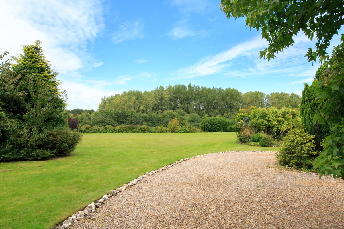 NorwichChewtonR's tweet image. Charming home in #ringland four bedrooms and #oneacre #open house Saturday 21st July
Contact Joanne Pennells for further info #chewtonrose