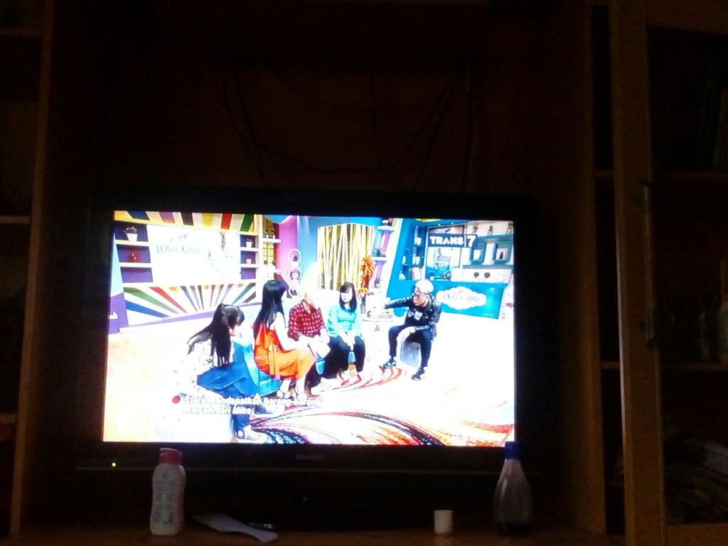 karami_selma's tweet photo. @RumahUya_Trans7 Acara @RumahUya_Trans7 gak pernah bosan di tonton..slalu menyelesaikan permasalahan klien..seru banget 
#RumahUya1907 https://t.co/57lZVI71Mi