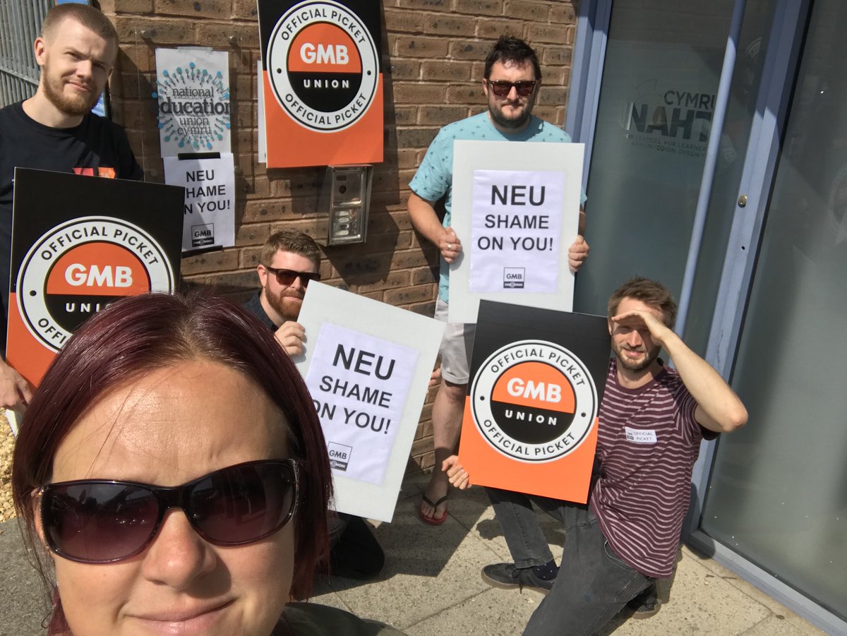 rbrtgddrd's tweet photo. Picketing the @ATLCymru @NEUnion office in Cardiff #neushameonyou https://t.co/jhPcSA4ZQM