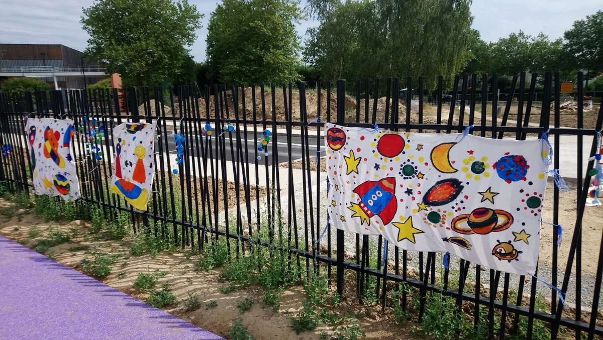 Thomasurdy's tweet photo. ÉGALITÉ FEMMES-HOMMES - Les cours d'école primaire se ressemblent toutes. Des terrains de sport au milieu, des garçons jouant dessus et des filles sur les côtés. C'est pourquoi nous redessinons les cours d'école de @villedetrappes et c'est plutôt réussi !
@Egal_FH https://t.co/GeDUs1V7gy