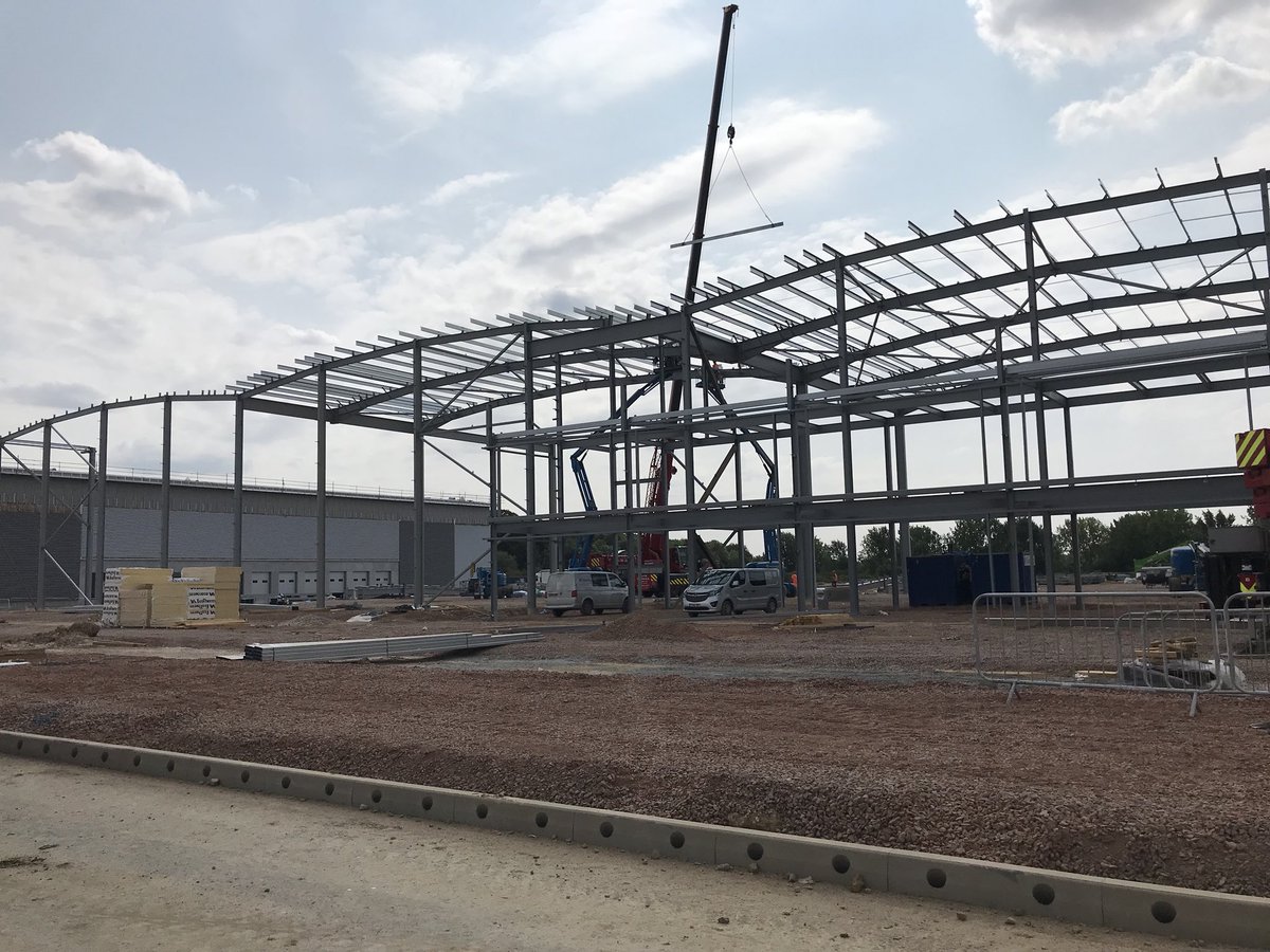 tom_price111's tweet photo. Good to see the going up on the 169,000sqft #specbuild at #HemelHempstead. Completion due early December. For more info https://t.co/WoNMqktfIM or @CBREIndustrial @brasierfreeth @LSHtweets @prologisuk https://t.co/bSiItS0fSh
