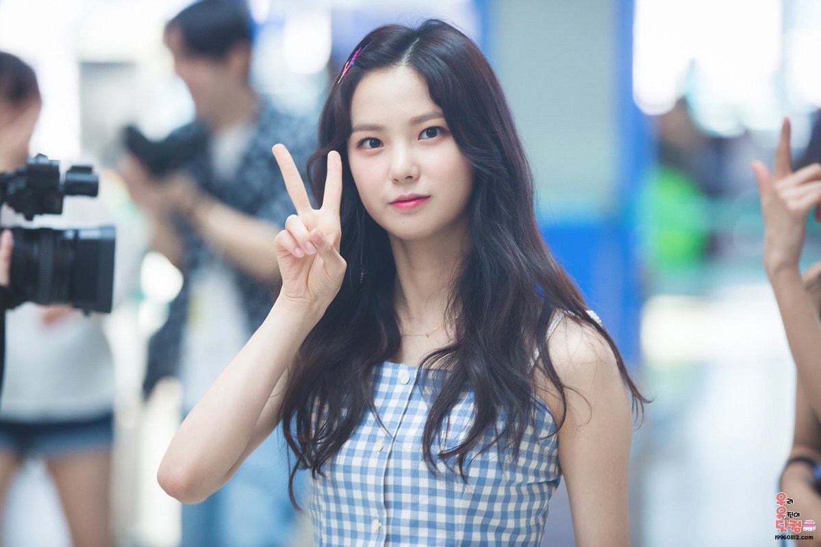 19960812_com's tweet photo. 180719 인천공항 #CLC #유진(@CUBECLC) #최유진 https://t.co/UyfTsMlfdg https://t.co/amez8KRMuo