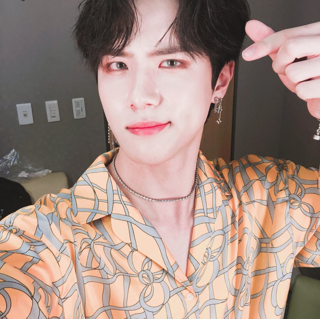 KDH_official's tweet photo. 마지막 방송까지 응원해주신 우리 팬 여러분들 정말 정말 감사드립니다! 막방이라서 너무 아쉽지만 우린 곧 다시 만날 수 있으니까 조금만 기다려줘요! 곧 좋은 모습으로 찾아뵐 테니까 우리 팬 여러분들 몸 건강히 잘 지내요 안녕! ❤️🖤 #김동한 #Kimdonghan https://t.co/jrIlS6qbAx