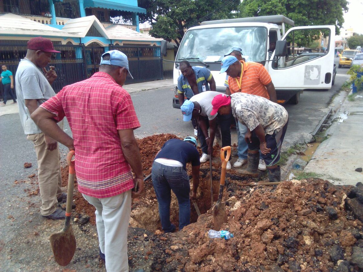 Eladioaquino4's tweet photo. La @Direccionsocia1 de la @caasdrd corrige averías en el ensanche Espailla. #CAASDTrabaja #CAASDteescucha #AlejandroMontás @Arismendy0426 https://t.co/ILwRp2APX9