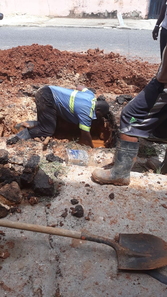Eladioaquino4's tweet photo. La @Direccionsocia1 de la @caasdrd corrige averías en el ensanche Espailla. #CAASDTrabaja #CAASDteescucha #AlejandroMontás @Arismendy0426 https://t.co/ILwRp2APX9