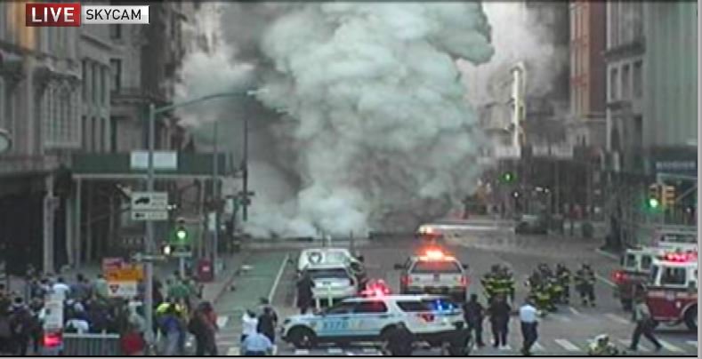 LaurenScala's tweet photo. Steam Pipe explosion in the Flatiron District shuts down 5th Ave from 23rd to 20th Sts. No word yet on mass transit changes in the area. Will keep you posted. #nbc4ny https://t.co/vzACsD5wLy