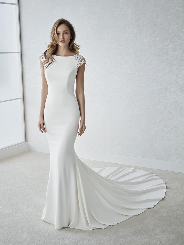 StPatrickBridal's tweet photo. Sencillez y sofisticación definen el vestido FIANA de #WhiteOne2018 - https://t.co/WqdNs4aD0B https://t.co/fmm4ovsNTV