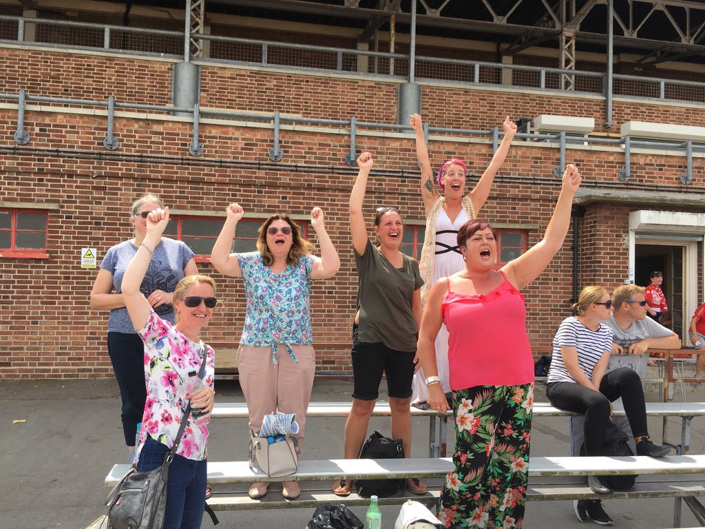 TrafalgarSch's tweet image. Sovereign Mums leading the cheers! #teamsovereign #teamtrafalgar