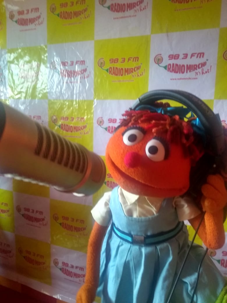 SesameWrkshpIND's tweet photo. @SesameChamki had an amazing time chatting with the super awesome RJ Rafia from Radio Mirchi Srinagar! #radiomirchi #conversations #ChatShow #Kashmir #GalliGalliSimSim https://t.co/IlJroruHdr